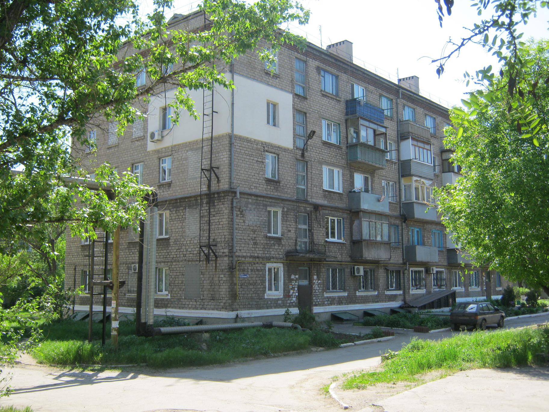 Квартира, заг. пл. 33,0 кв.м. за адресою: Донецька обл., м. Маріуполь, вулиця Сєченова, будинок 73, квартира 2  ін. номер (308010) та Майно (товарно-матеріальні цінності), у кількості 2 одиниць,  що знаходяться на складі у м. Маріуполь.